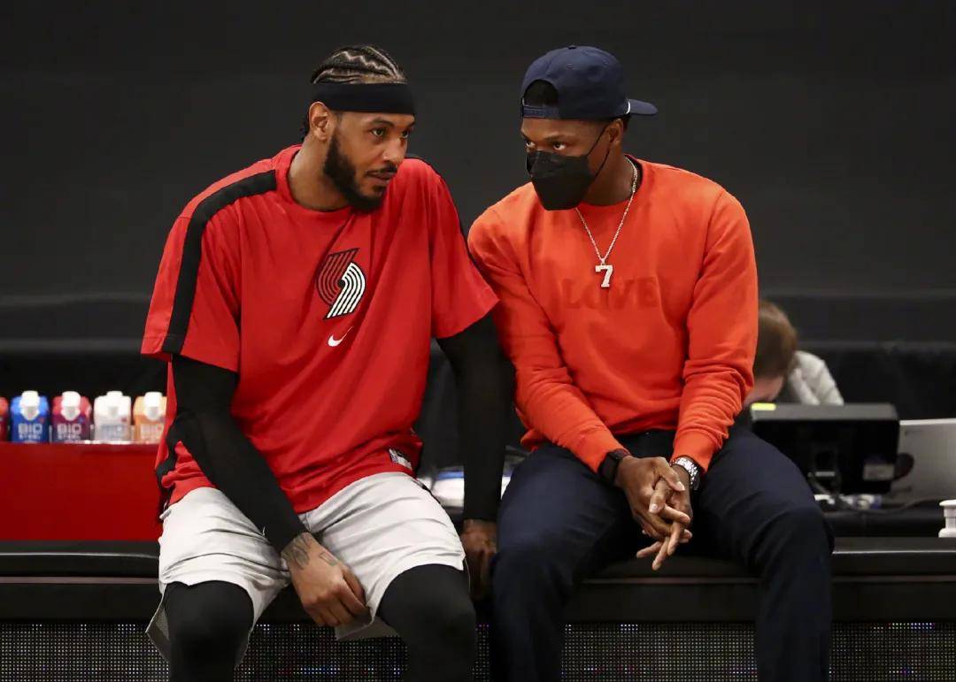 西亚卡姆和杰克逊半场均得分上双，二人合砍27分（西亚卡姆与杰克逊半场双双得分上双，共取27分）