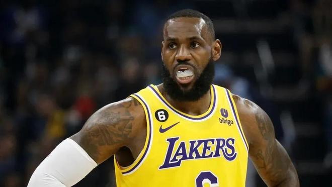 哈登本赛季三分造犯规次数高达27次，断层领先所有人（哈登本季三分造犯规达27次，遥遥领先全联盟）