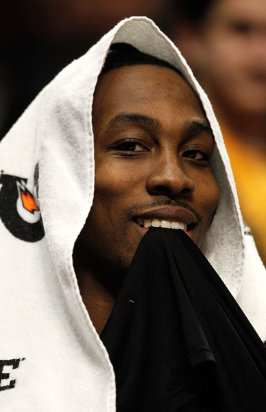 西甲半场：亚当斯门前造险，瓦伦西亚暂0-0塞维利亚（西甲半场：亚当斯制造门前险情，瓦伦西亚暂与塞维利亚0-0）